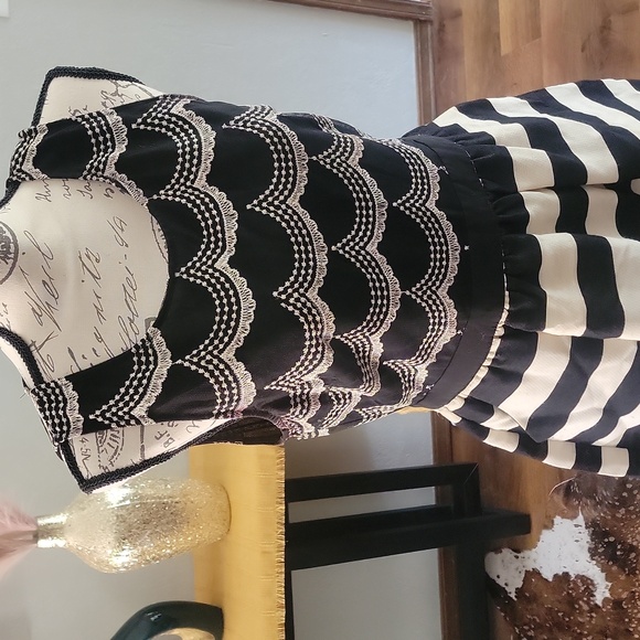 Patterned Dress With Pockets - Picture 2 of 4